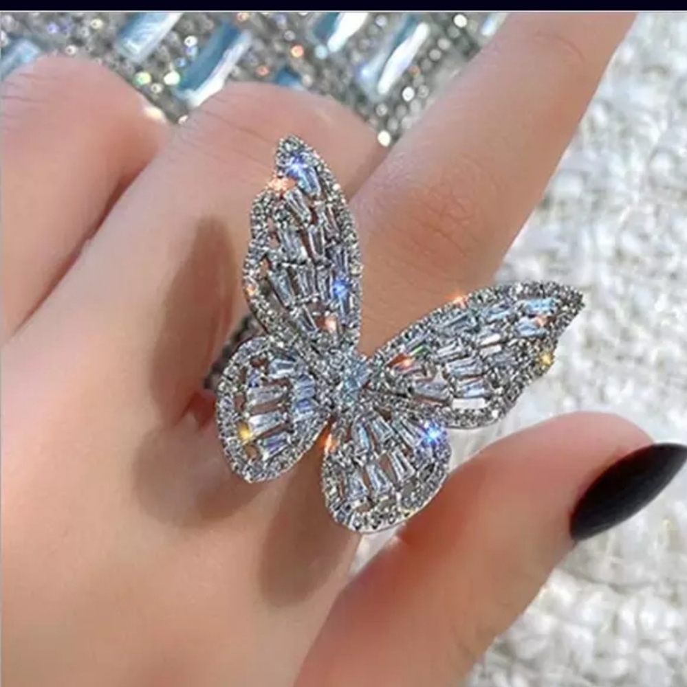 Butterfly adjustable ring